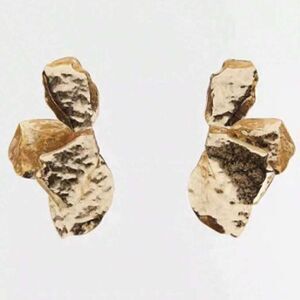 Gold hammered flower earrings M227